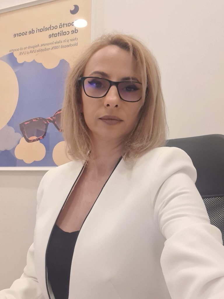 Fotografie cu Adriana Okay, psihoterapeut centrat pe persoană