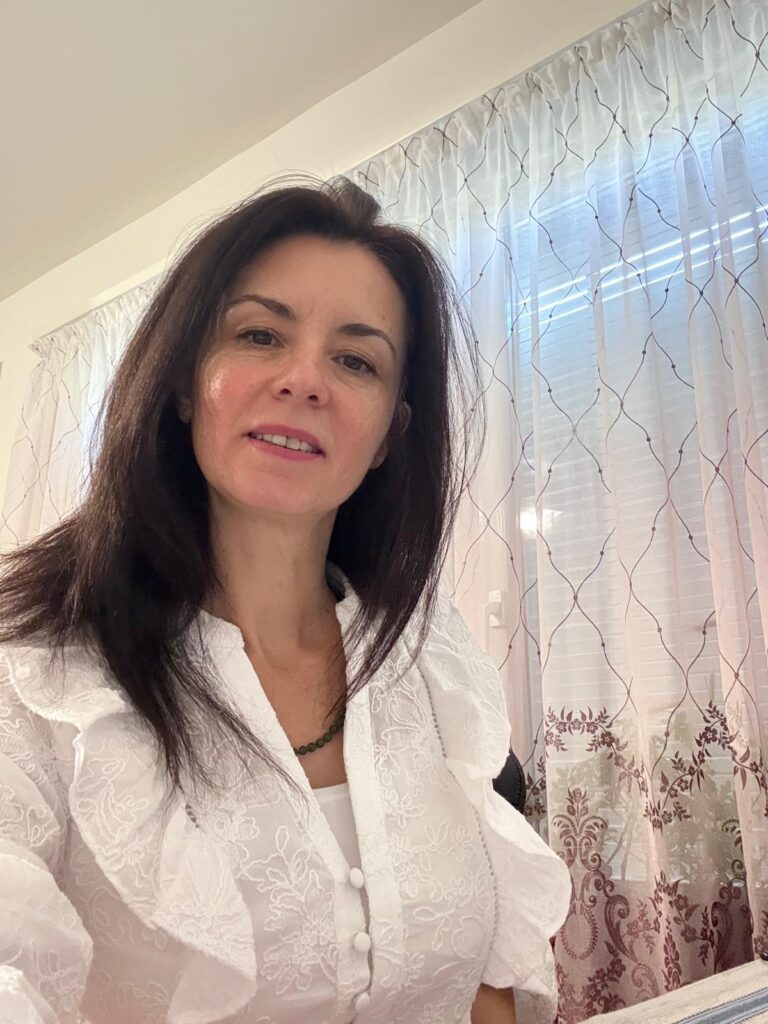 Fotografie cu Violeta Luca, psihoterapeut centrat pe persoană